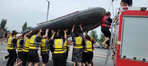 帶上沖鋒舟，大家一起風雨同舟！