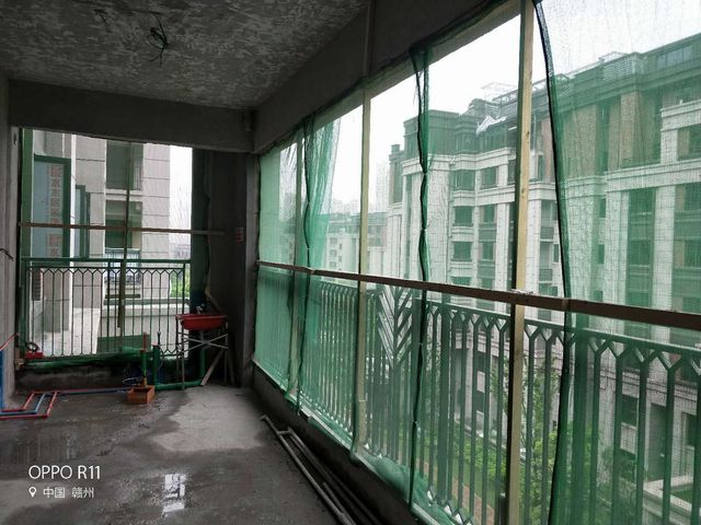 1施工前期做好安全防護(hù)工作，陽(yáng)臺(tái)掛好防護(hù)網(wǎng) (2).jpg