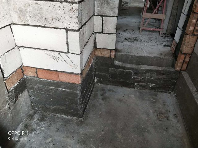 6廚房、衛(wèi)生間新砌墻體，澆筑混凝土地梁，讓墻體更受力，后期防水更有保障.jpg
