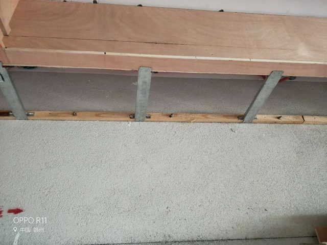 2墻面木方用膨脹螺絲加固，間距為80公分內(nèi)，增加吊頂?shù)睦喂绦?jpg