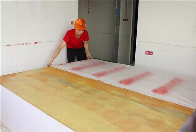 9現(xiàn)場制作柜體背板做好防潮棉，邊上伸出8公分為宜.jpg