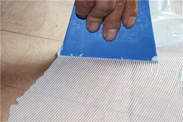 17裝飾柜貼飾面板：在壓好成型的門扇模坯正反二面用白乳膠各粘貼一層3mm飾面板， 再按照壓模坯的方法壓12天左右.jpg