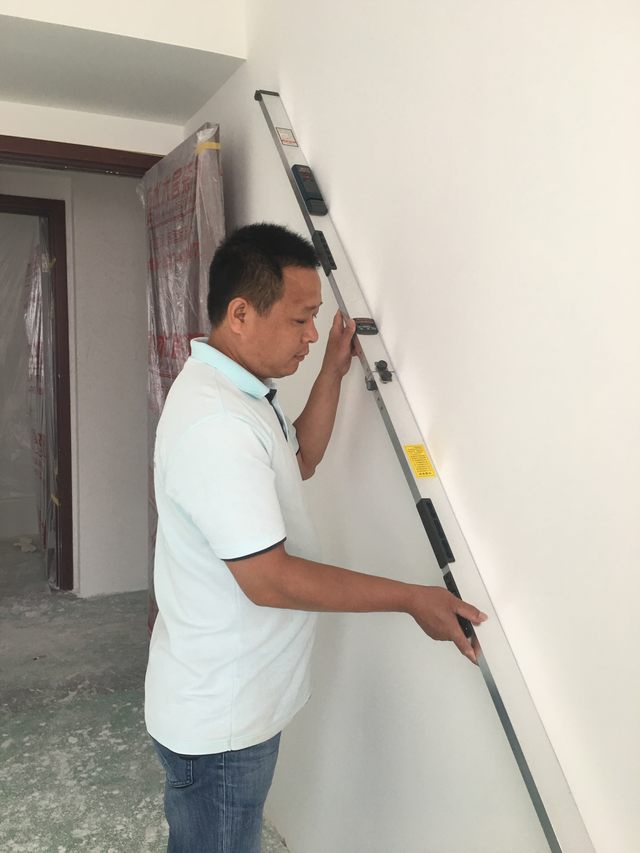 9墻面刮完灰打完磨，用靠尺檢測墻面的平整度.jpg