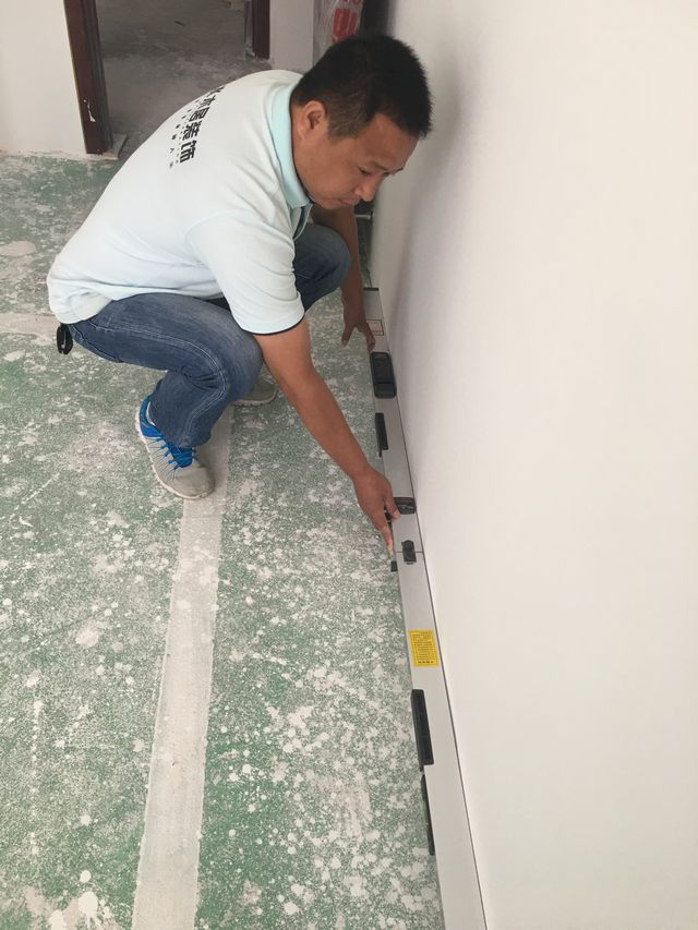 10墻面刮完灰打完磨，用靠尺檢測踢腳線位的平整度.jpg