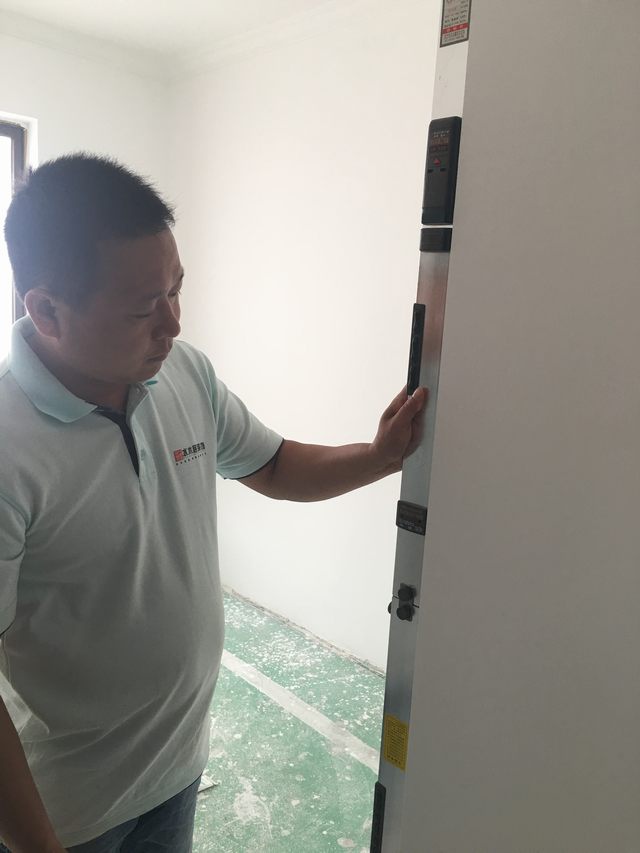 11墻面刮完灰打完磨，用靠尺檢測陽角的垂直度.jpg