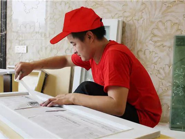1裝好的拉手、導(dǎo)軌、煙斗鉸、門(mén)鎖等五金件全部缷下并統(tǒng)一做好標(biāo)識(shí)包裝保管好。安裝好的玻璃雙面都必須保護(hù)好.jpg