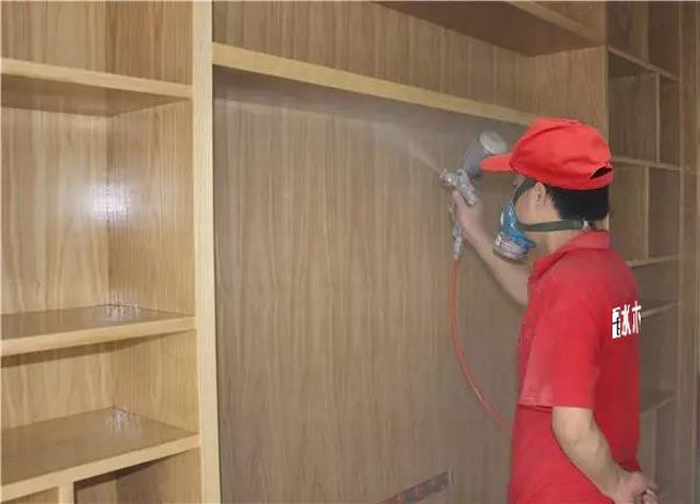 8噴槍距作業(yè)面為35-40mm左右，不能飛槍噴， 更不能貼面噴，霧化要均勻一致，不流掛.jpg