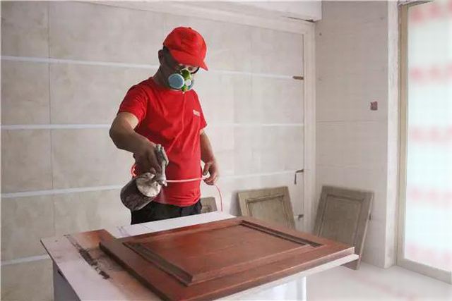 13噴槍距作業(yè)面為35-40mm左右，不能飛槍噴，更不能貼面噴，霧化要均勻一致，不流掛。第一遍干后再?lài)姷诙?jpg