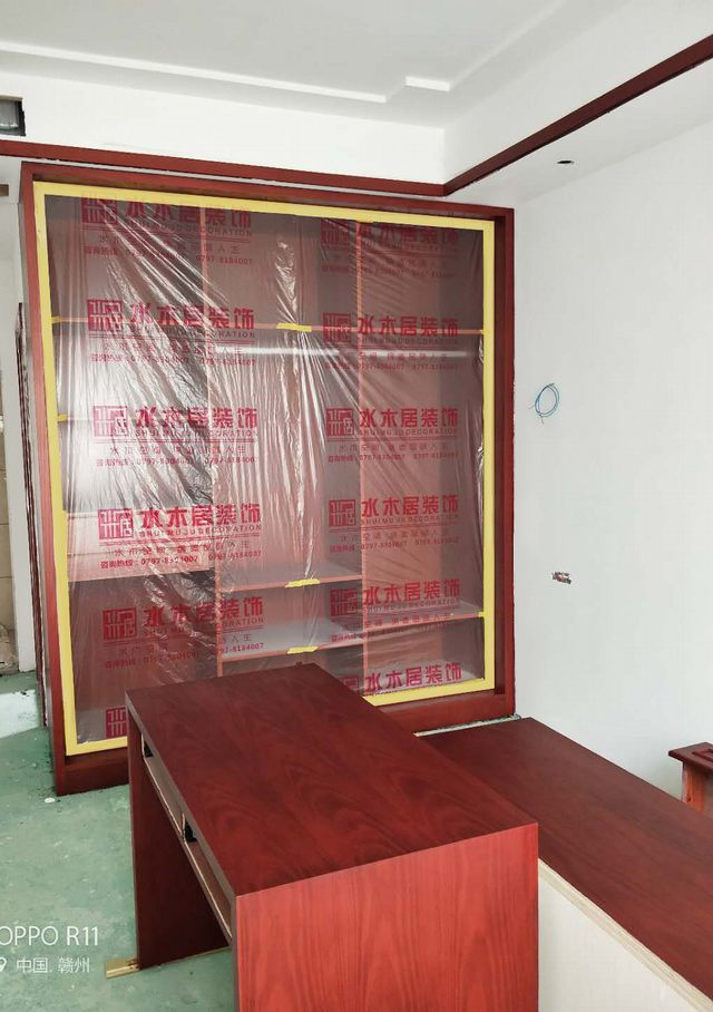 14用軟布將所有木制品油漆后的界面清理一次，再用專(zhuān)用保護(hù)膜進(jìn)行封閉保護(hù).jpg