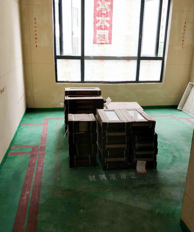 14房間做好地坪漆，設(shè)置好材料，垃圾，攪拌區(qū)域位置.jpg